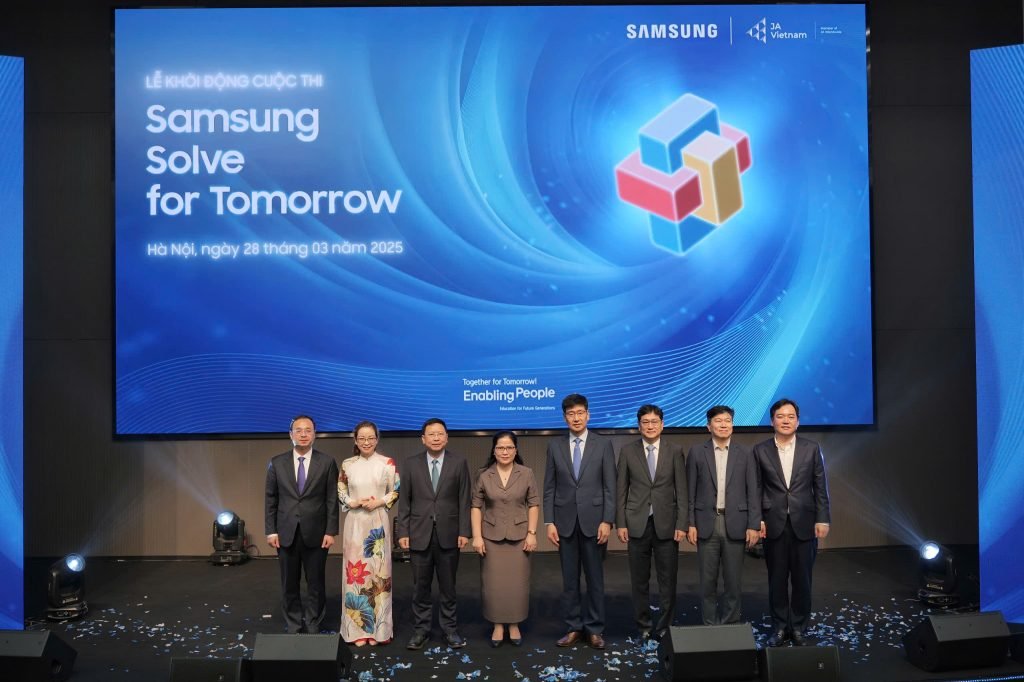 Các-đại-biểu-thực-hiện-nghi-thức-khởi-động-cuộc-thi-Samsung-Solve-for-Tommorrow-2025.-1024x682