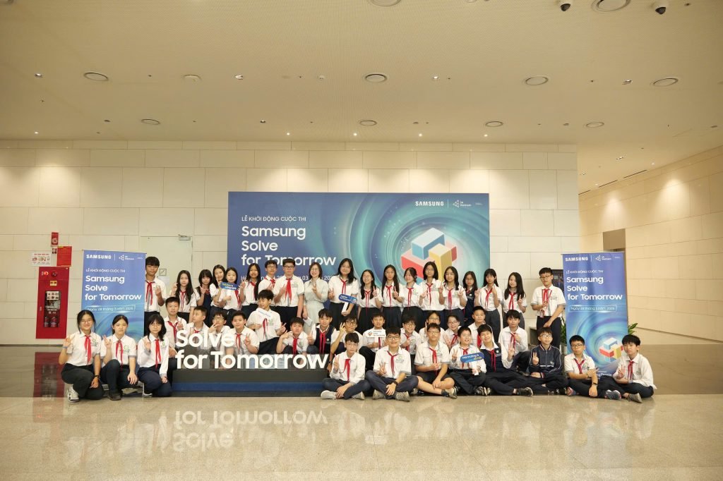 Các-em-học-sinh-tham-gia-Lễ-khởi-động-Cuộc-thi-Samsung-Solve-for-Tomorrow-2025-1-1024x682