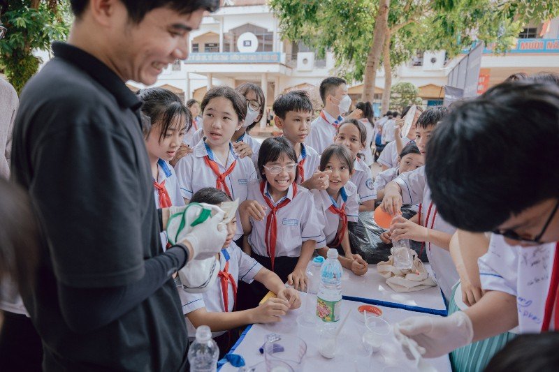 [Ảnh- Chuyến xe Solve for Tomorrow đã đi khắp 3 miền Việt Nam để đem lại cơ hội giáo dục bình đẳng cho tất cả học sinh]