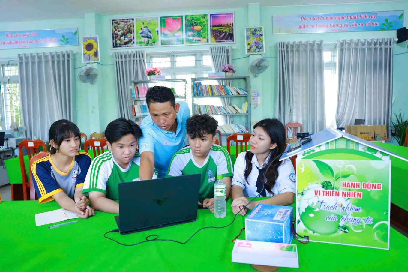 Các em học sinh đội thi Green Life trong quá trình nghiên cứu và phát triển mô hình Anti-plastic System.