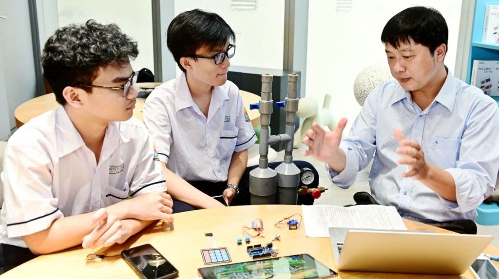 Các em học sinh luôn nhận được sự hướng dẫn tận tình của các chuyên gia trong suốt quá trình tham gia cuộc thi