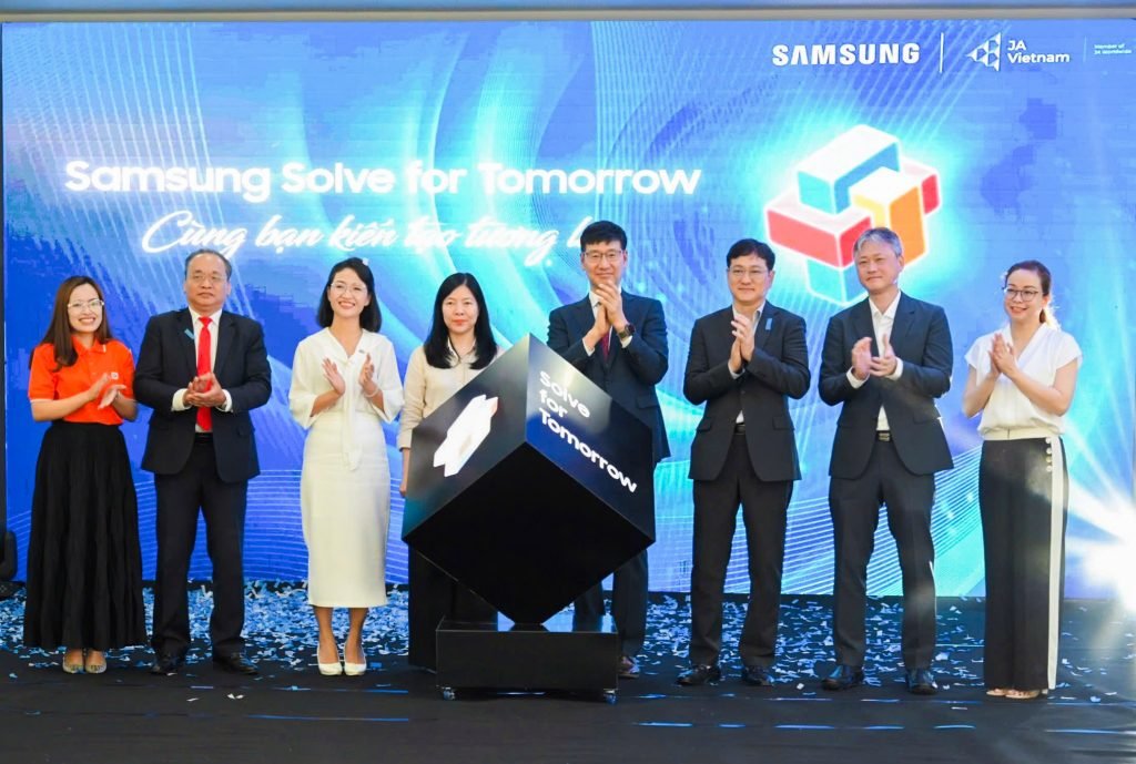 Các-đại-biểu-thực-hiện-nghi-thức-khởi-động-cuộc-thi-Samsung-Solve-for-Tomorrow-2025-tại-Đà-Nẵng-1-1024x689
