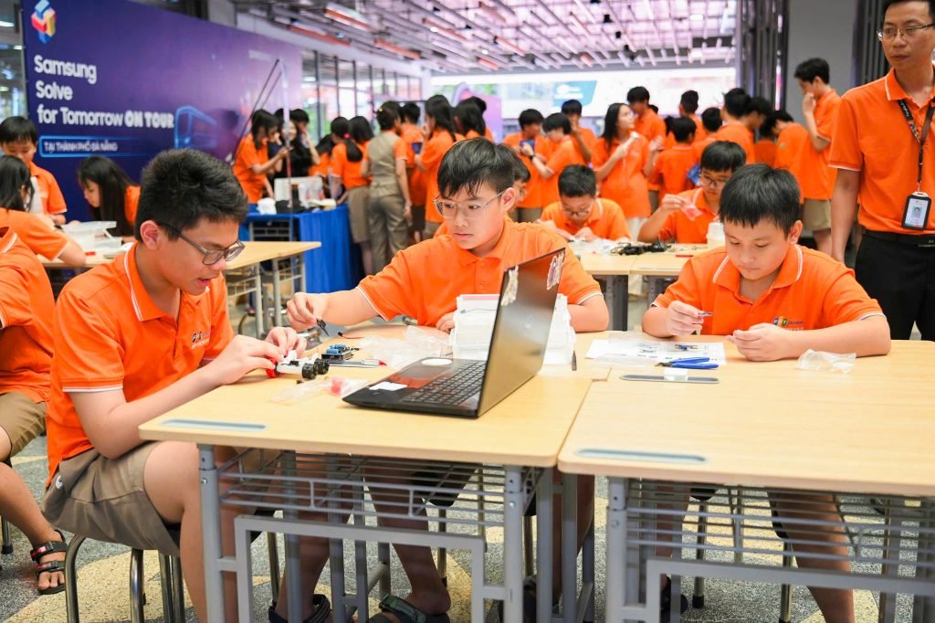 Các-em-học-sinh-trải-nghiệm-lập-rình-robot-2-1-1024x682