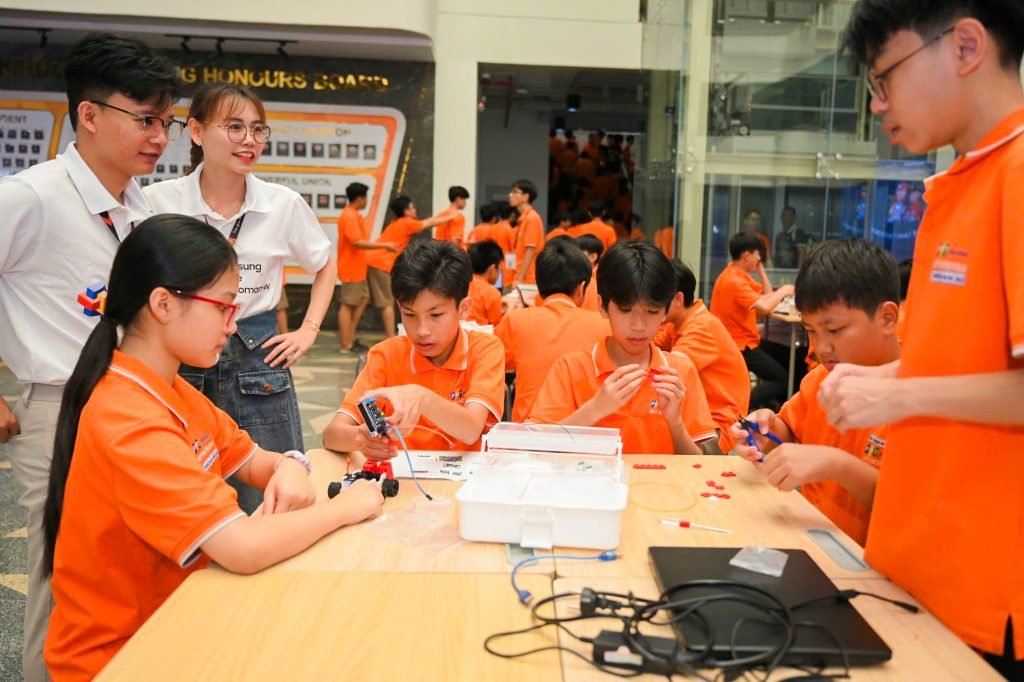 Các-em-học-sinh-trải-nghiệm-lập-trình-robot-1024x682