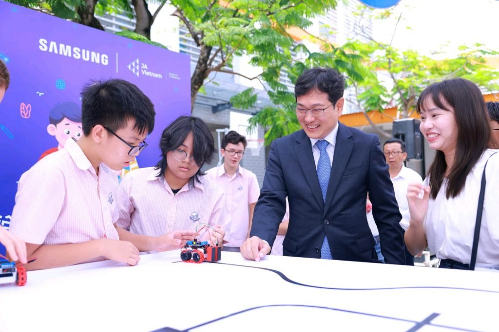 Các-em-học-sinh-trải-nghiệm-hoạt-động-Lắp-ráp-Robot-bên-lề-sự-kiện-1024x683