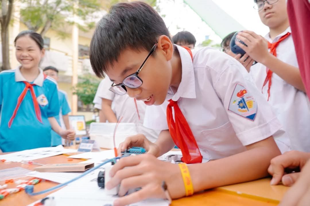 cac-em-hoc-sinh-hao-hung-tham-gia-trai-nghiem-lap-trinh-va-lap-rap-robot-khi-tham-gia-cac-hoat-dong-cua-sft-on-tour-1-
