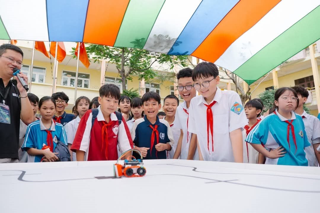 cac-em-hoc-sinh-hao-hung-tham-gia-trai-nghiem-lap-trinh-va-lap-rap-robot-khi-tham-gia-cac-hoat-dong-cua-sft-on-tour-2-