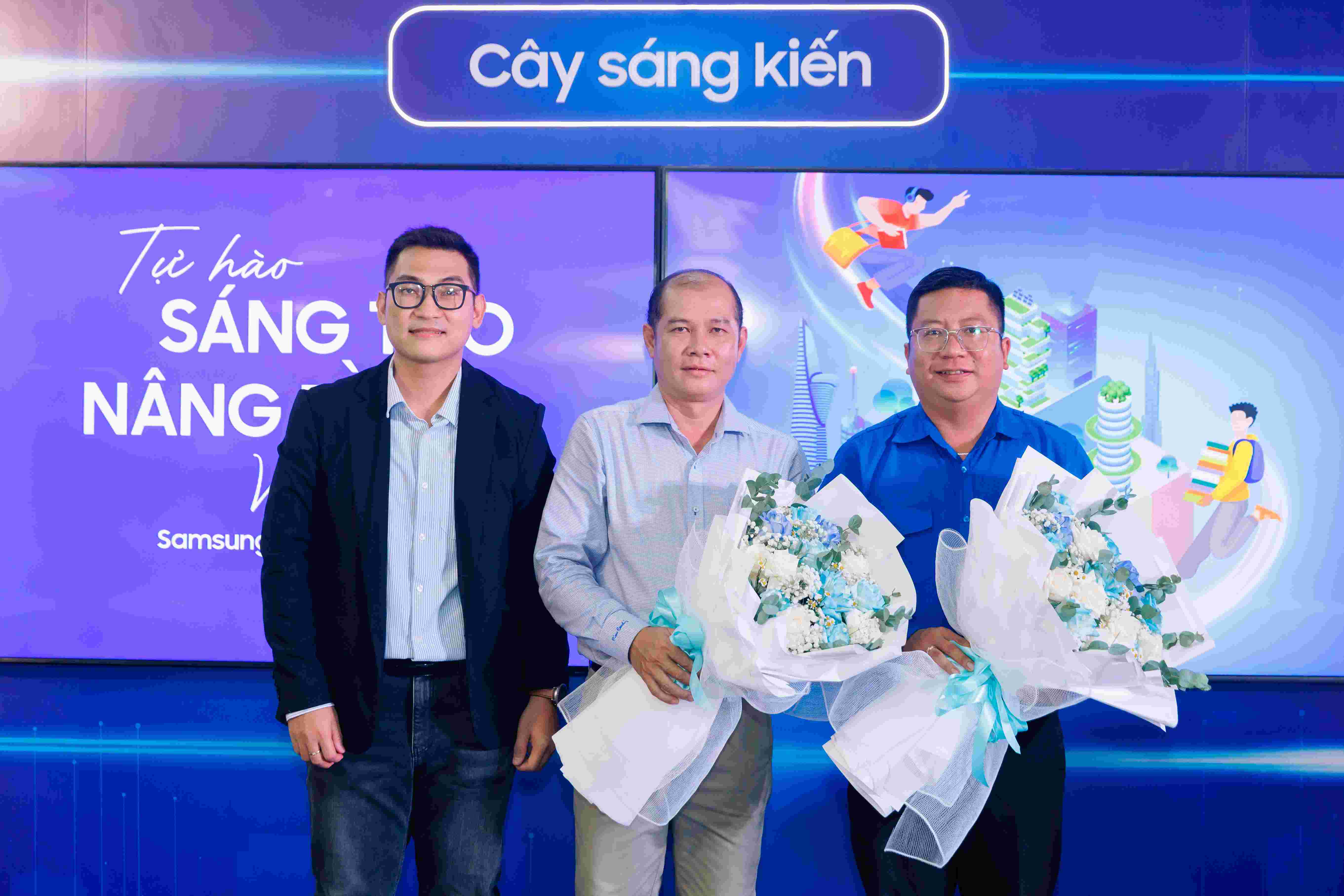 ảnh_ Đại diện Samsung Huỳnh Kim Hải Dương trao tặng hoa đại diện lãnh đạo Sở và Thành đoàn Cần Thơ