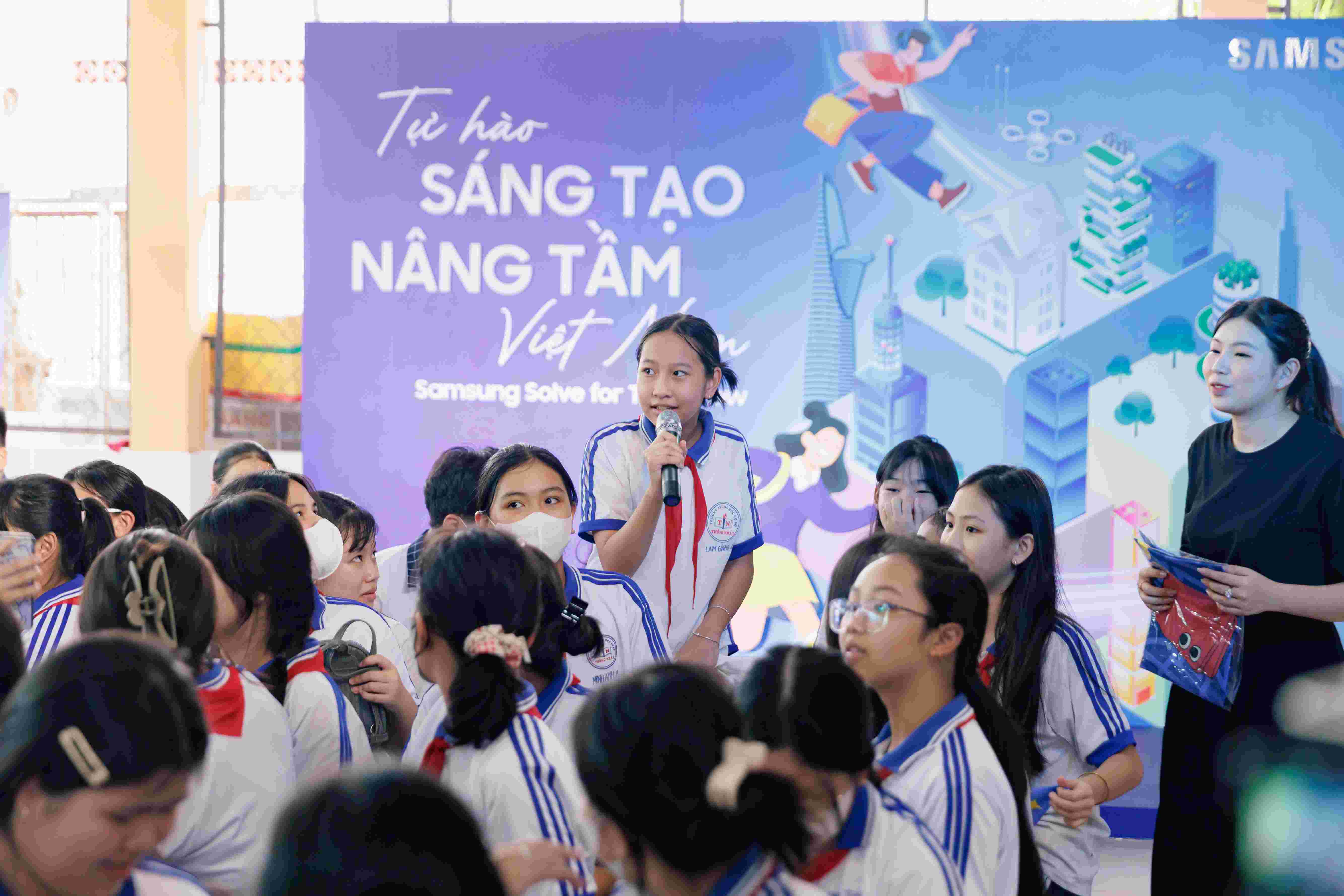 Ảnh_ Học sinh tham gia trả lời câu hỏi tương tác chương trình School Tour 2025 tại Trường THCS Thống Nhất (Tây Ninh)