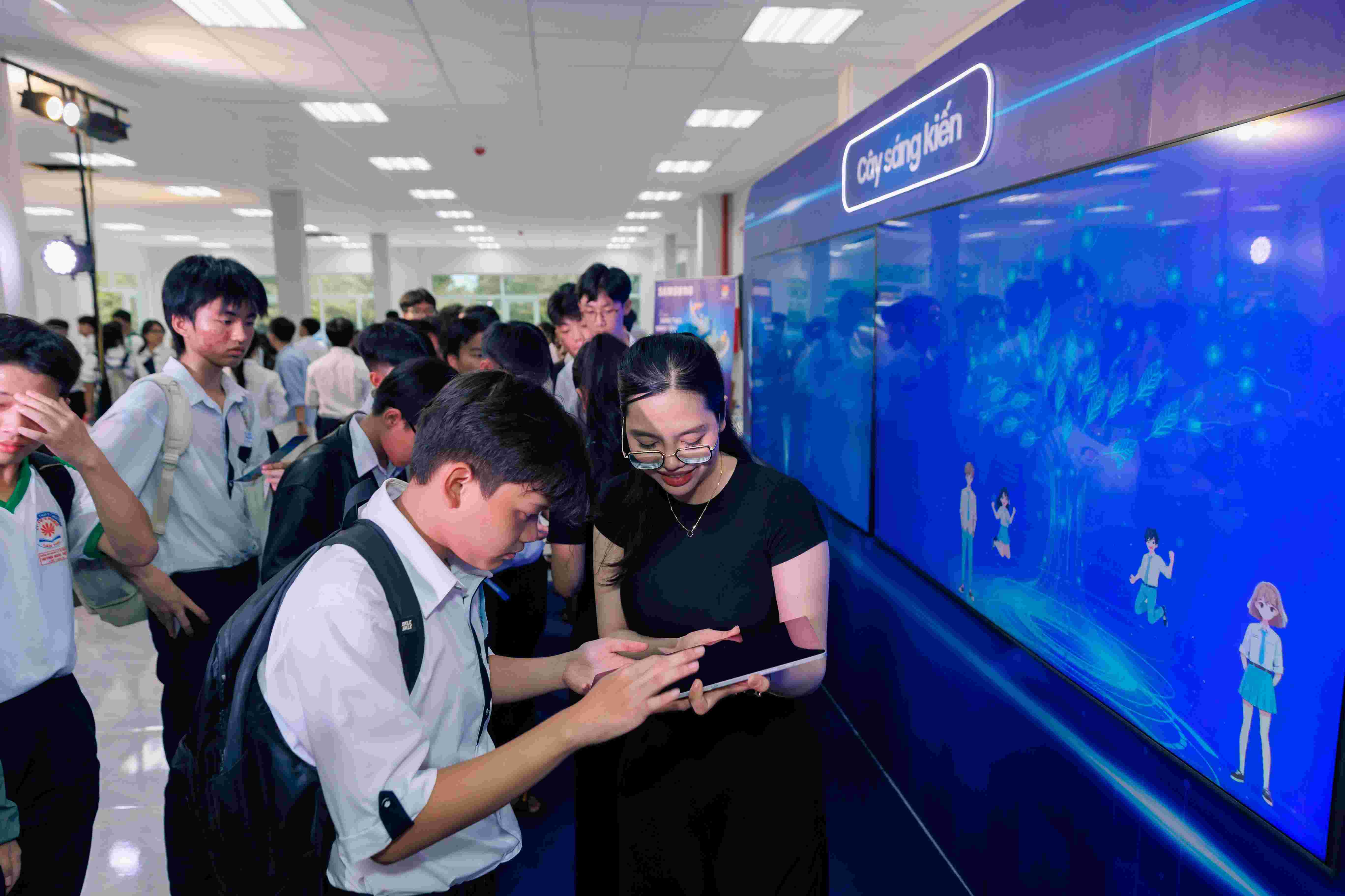 Ảnh_ Học sinh tham gia Trạm gửi sáng kiến chương trình School Tour 2025 tại Trường THPT chuyên Lý Tự Trọng (Cần Thơ)