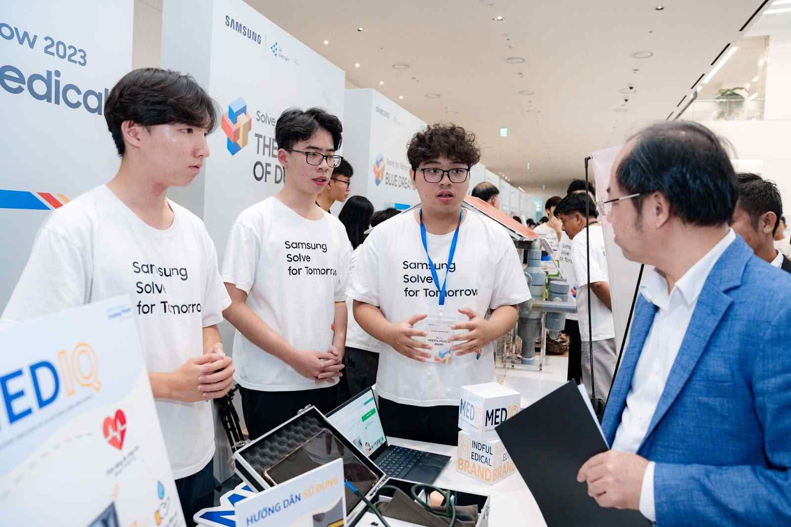 Đội thi Mindful Medical Brand, Quán quân bảng THPT mùa giải 2023, tự tin trình bày ý tưởng về Hộp y tế thông minh tại vòng chung kết.