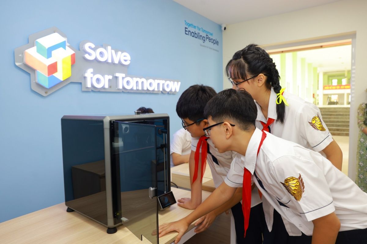 Các em học sinh THCS Nam Từ Liêm trải nghiệm máy in 3D tại STEM Lab do Samsung trao tặng]